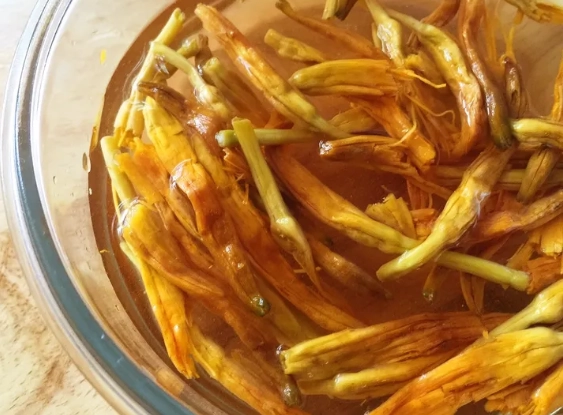 乾金針花泡水功效 乾金針花泡水功效