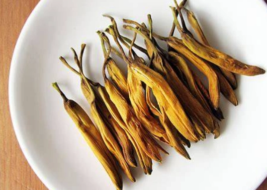 乾金針花湯料理全攻略：從選材到烹飪的完整秘訣