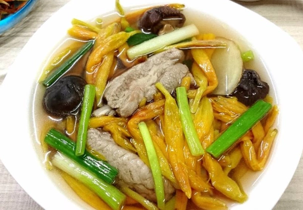 金針花豆腐湯 做法