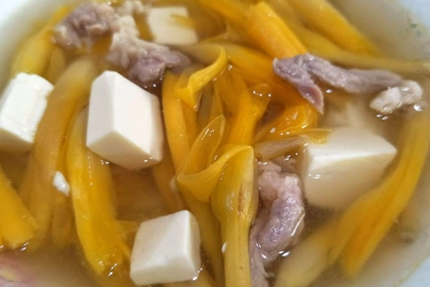 金針花豆腐湯 做法