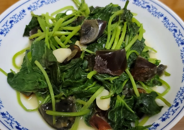 地瓜葉炒皮蛋做法