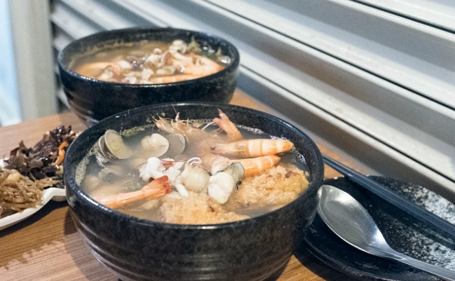 冠津海鮮粥食記：基隆廟口必吃海鮮粥，鮮甜湯頭與澎湃配料全解析