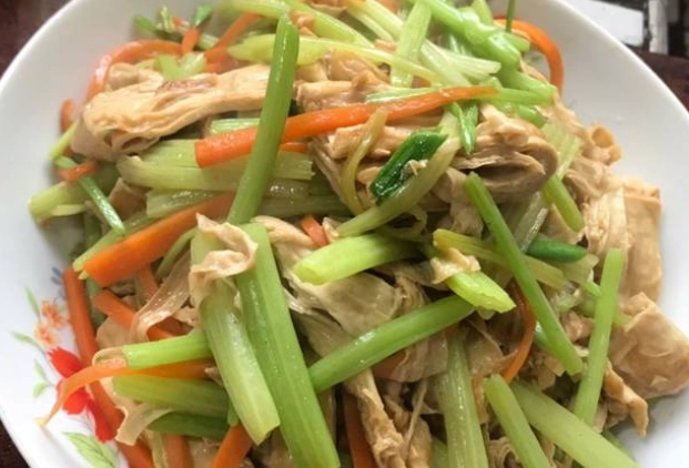 芹菜炒豆皮做法