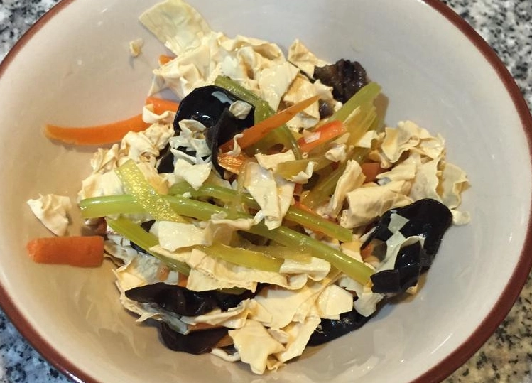 涼拌豆皮芹菜做法