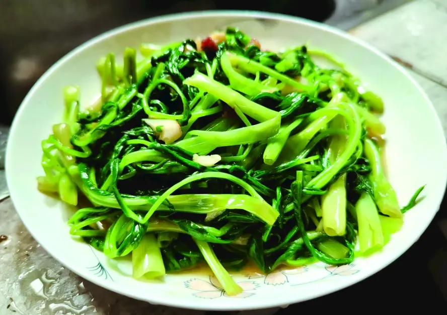 空心菜怎麼炒才清脆不變黑？10年主廚親授關鍵3步驟，在家做出餐廳級美味