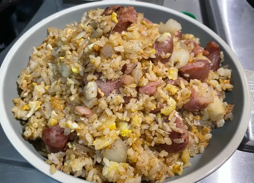 洋蔥香腸炒飯 做法