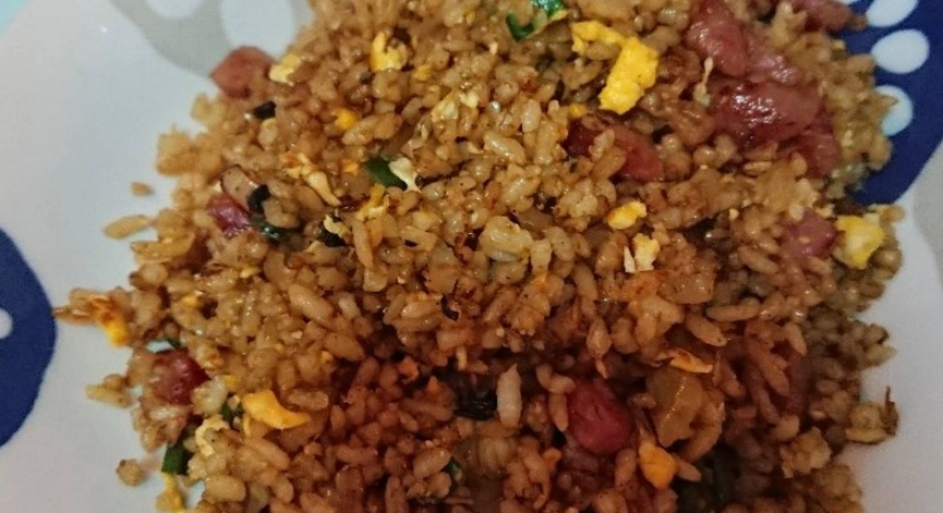 洋蔥香腸炒飯 做法