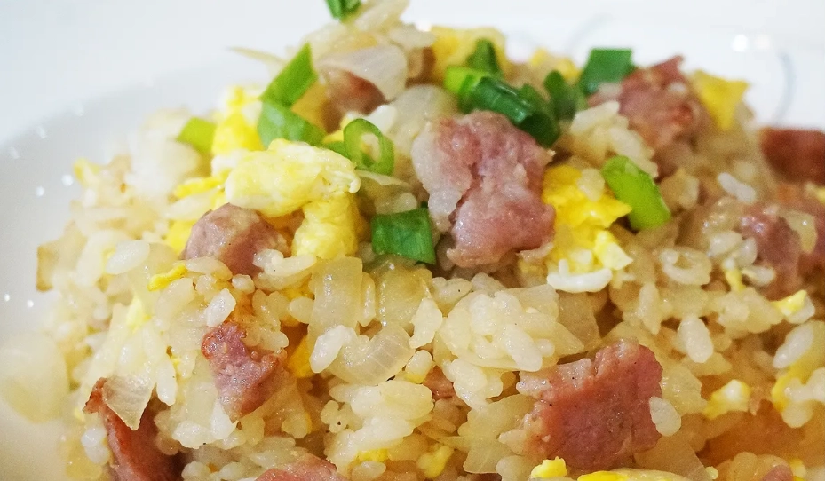 洋蔥香腸炒飯 做法
