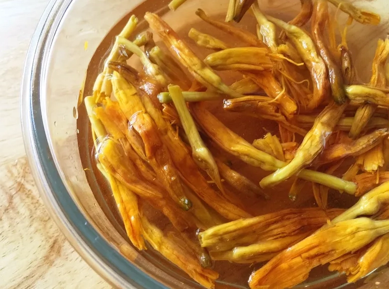 乾金針花湯 做法