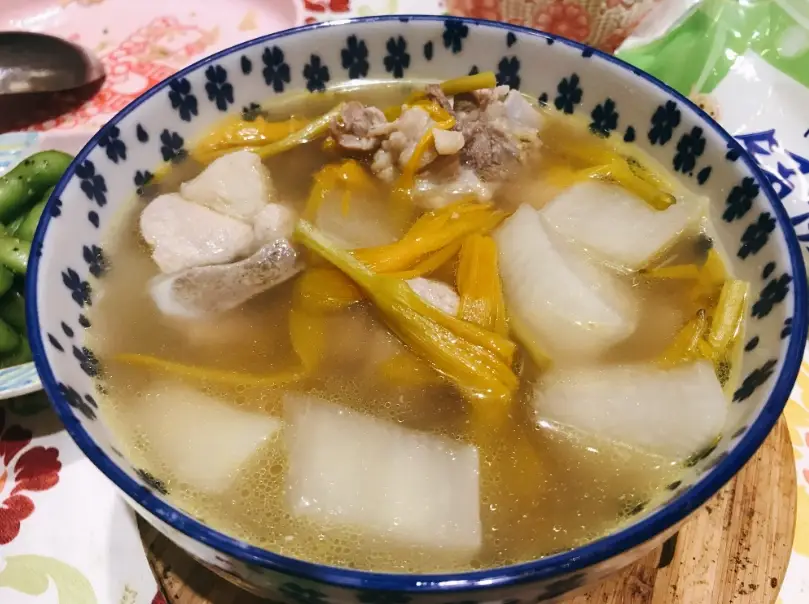 金針排骨湯 金針排骨湯