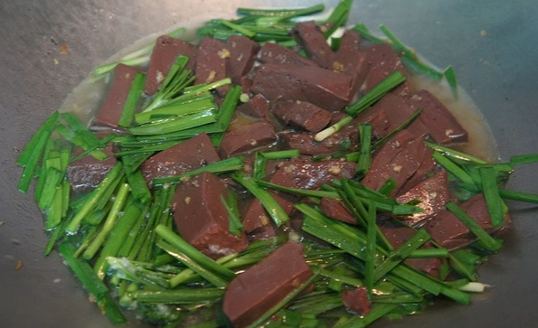 韭菜炒豬血營養