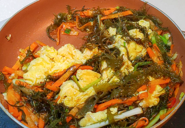 海藻炒蛋做法與營養價值全解析：家常美味健康食譜